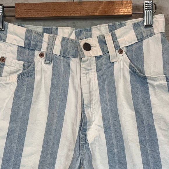 Vintage Womens Levi's 950 Relaxed Fit Blue White Stripd Shorts Sz 9 High Waisted - Picture 2 of 14